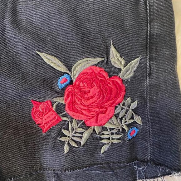 NWT H&M Women 6 Rose Embroidered High Rise Black Denim Shorts Cut Off Raw Hem - Picture 3 of 6